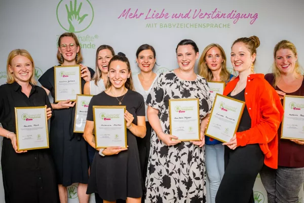 9 frisch qualifizierte Zauberhafte Babyhände® Kursleiterinnen startklar! Bild: 9 frisch qualifizierte Zauberhafte Babyhände® Kursleiterinnen startklar!