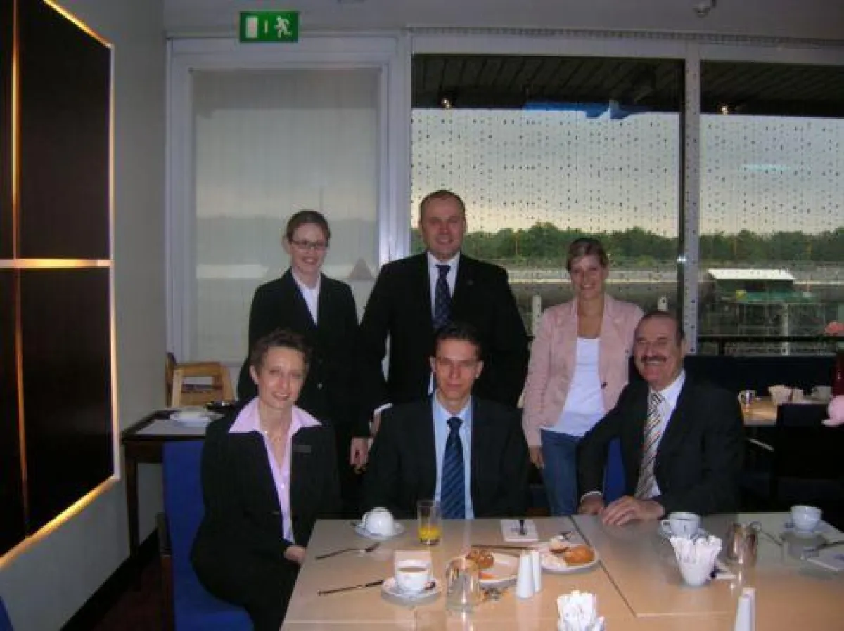 v. l. n. r. Hi. Michaela Brase (Azubi, Azubi-Sprecherin), Sascha Konter (Generaldirektor), Selina Küpper (Azubi), Vo.: Astrid Tumforde (Training Manager), Daniel Engelmann (Azubi ArabellaSheraton Gran