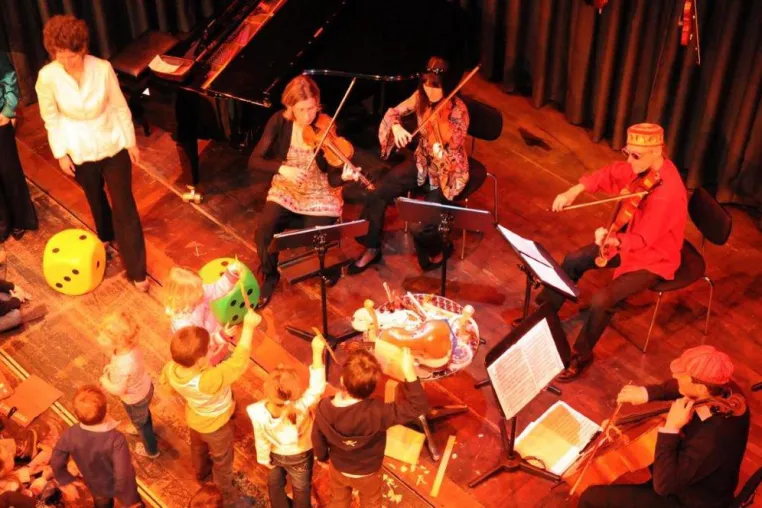 Bild: mini.musik spielt Münchner Kindern im Klassik-Konzert „Ein(en) Streich im bunten Musikantenreich“