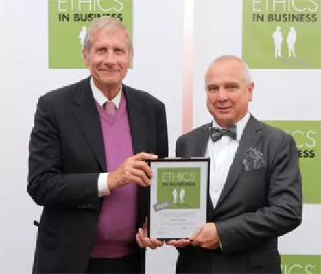 Bild: Corporate Governance: Ulrich Wickert überreicht Dr. Kraus & Partner das Gütesiegel „Ethics in Business“