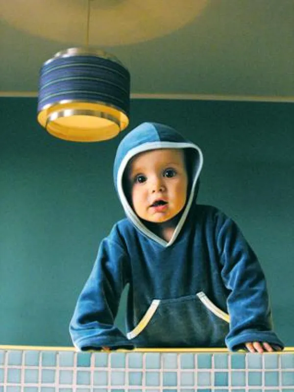 Paul, 1 Jahr, trägt Pulli MELUS in petrol (Foto: Kornelia Rumberg)