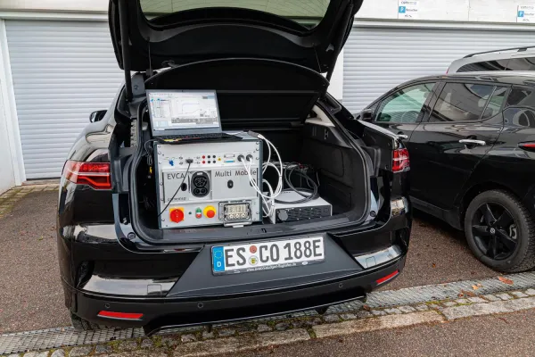 Bild: Das Messlabor im Kofferraum: Der neue comemso EVCA Multi Mobile.