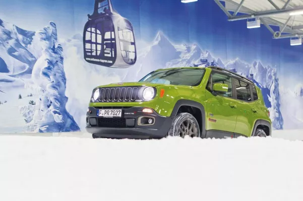 Bild: Aufwärts mit Kumho: Winter-Testfahrt mit Jeep® Renegade in der Skihalle Neuss