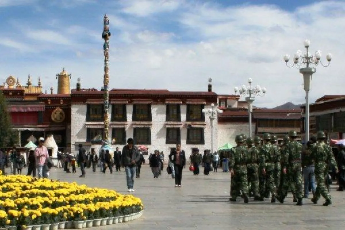 Chinesische Soldaten in Lhasa vor dem Jokhang Tempel