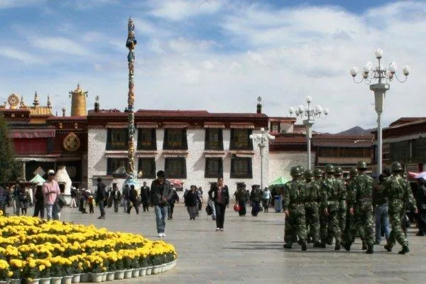 China zieht die Sicherheitsschraube in Tibet vor dem Nationalfeiertag an Bild: China zieht die Sicherheitsschraube in Tibet vor dem Nationalfeiertag an