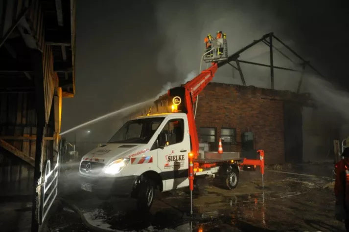 Bild: Brandbekämpfung mit Arbeitsbühnen