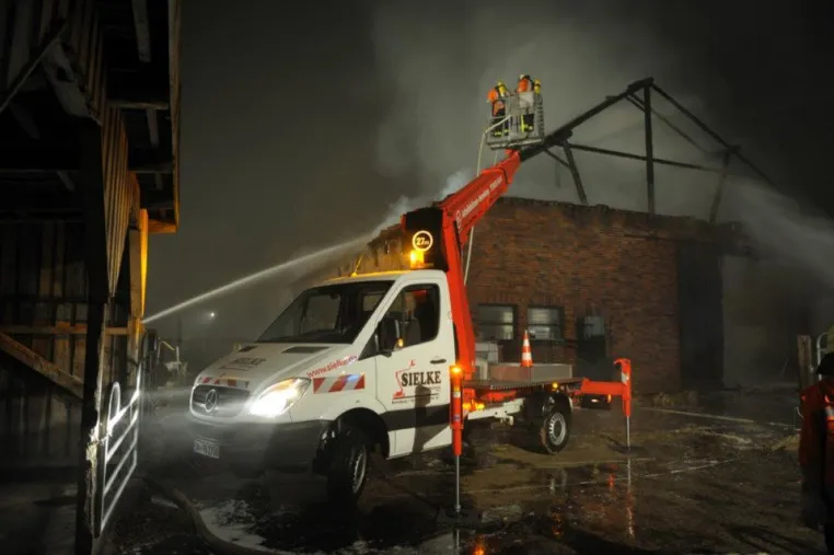 Bild: Brandbekämpfung mit Arbeitsbühnen
