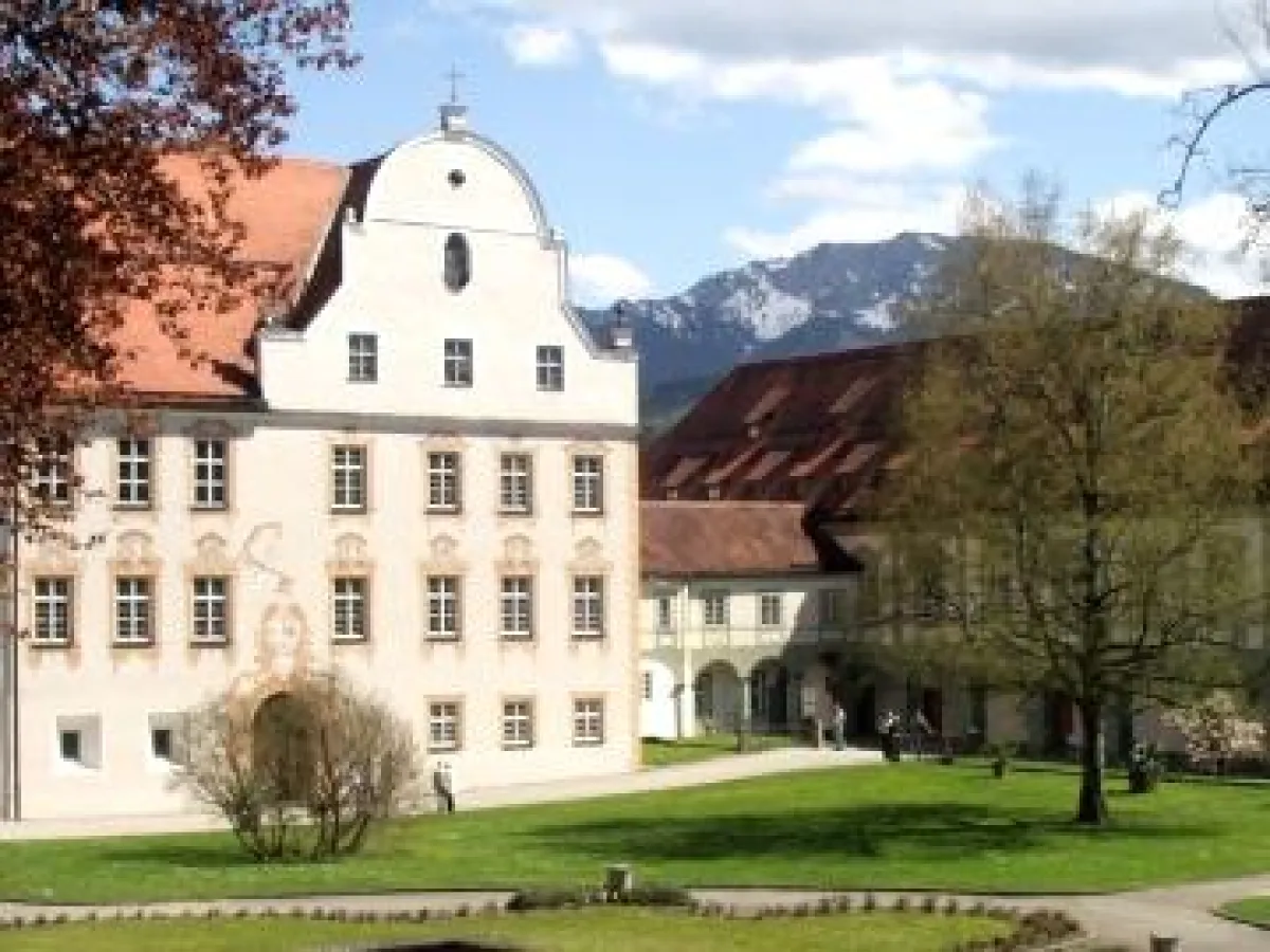 Das Kloster Benediktbeuern vor der 1801 m hohen Benediktenwand