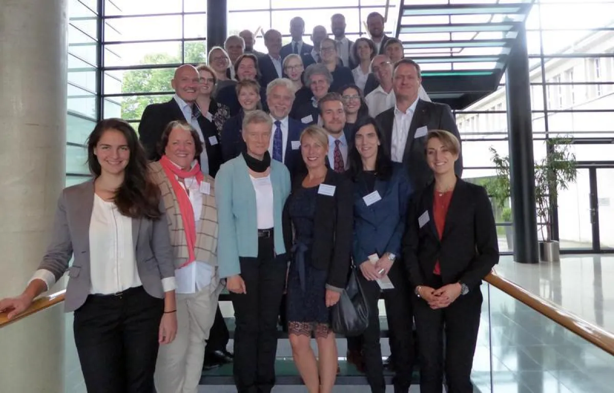 Gruppenfoto in Hannover. Projektleiterin ist die Vechtaer Professorin Dr. Yvette Völschow (vorne 3.v.r.). (Stappert)