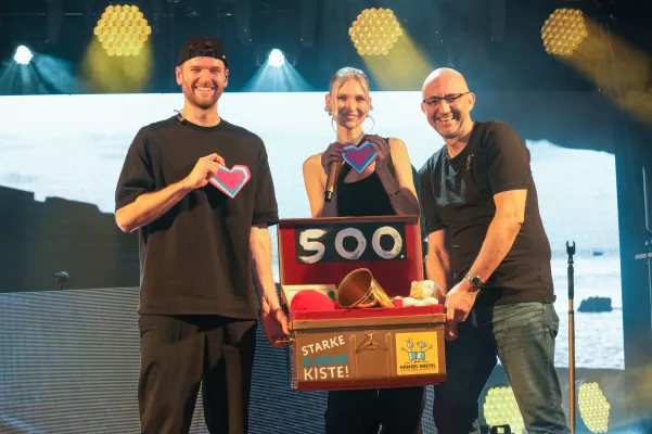 Bild: Pop-Duo Glasperlenspiel bringt 500. STARKE KINDER KISTE nach Böblingen