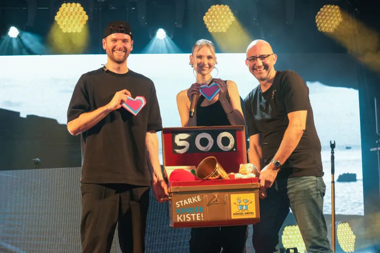 Bild: Pop-Duo Glasperlenspiel bringt 500. STARKE KINDER KISTE nach Böblingen
