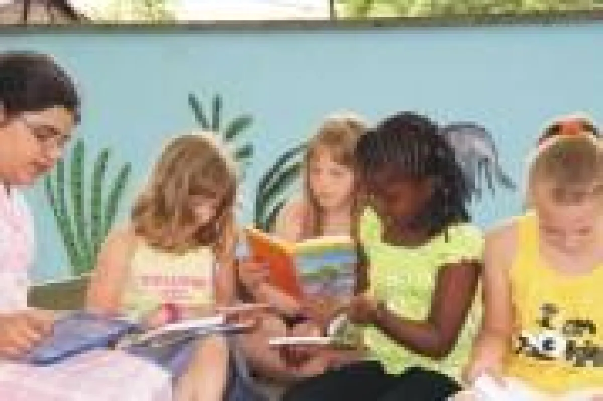 Schülerinnen der Offenbacher Humboldtschule mit ihrem Wunschbuch von der YANA Stiftung