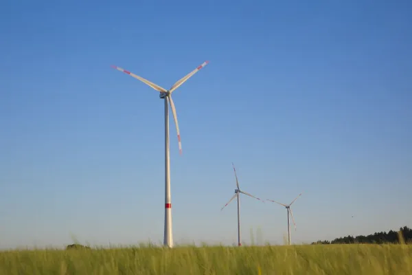 Bild: Kooperation von Technologieführern aus der Oberpfalz: DEHN und Max Bögl arbeiten bei Windturm-Projekt zusammen