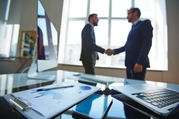 Bild: Fachkräftemangel? Weshalb es sich lohnt, ehemalige Mitarbeiter wieder an Bord zu holen!