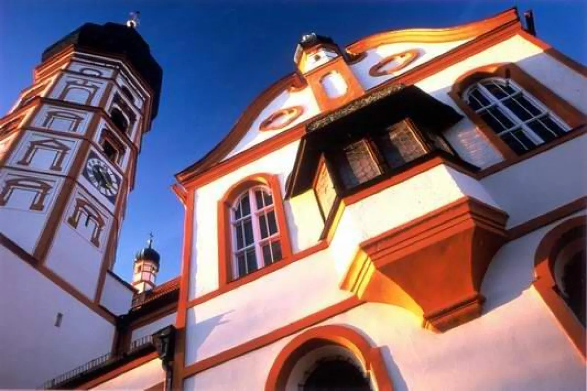 (Foto: Thomas Schmid) Die farbliche Fassadenfassung der Andechser Wallfahrtskirche erzählt von der bewegten Geschichte des Klosters