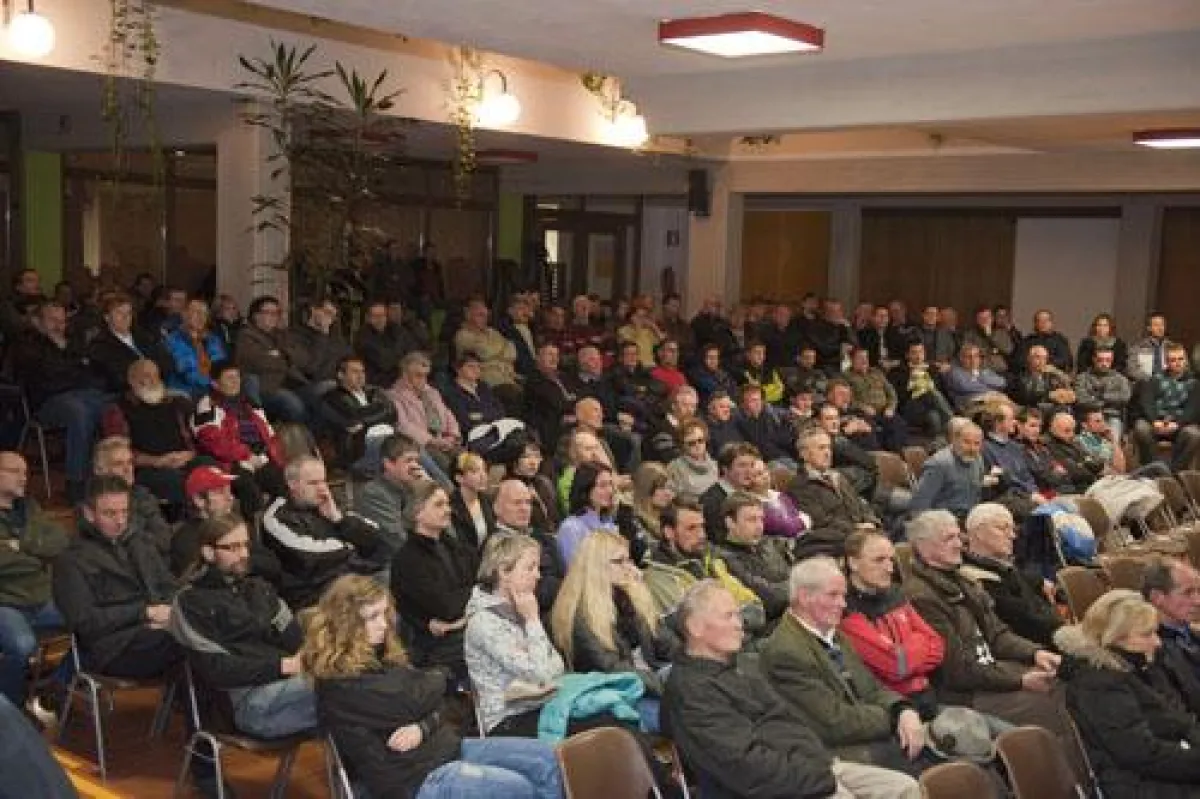 Vollbesetzter Saal in St. Johann/Ahrntal