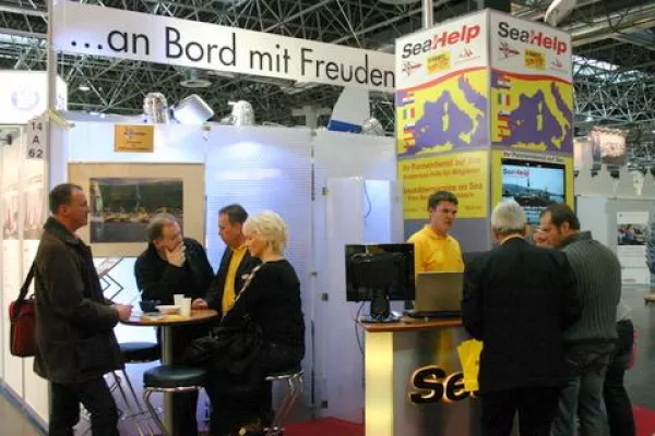 Bild: SeaHelp auf der Boot 2010 in Düsseldorf: Chef-Einsatzleiter Marko Orlic berät Skipper