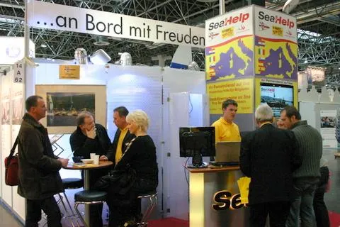 Bild: SeaHelp auf der Boot 2010 in Düsseldorf: Chef-Einsatzleiter Marko Orlic berät Skipper