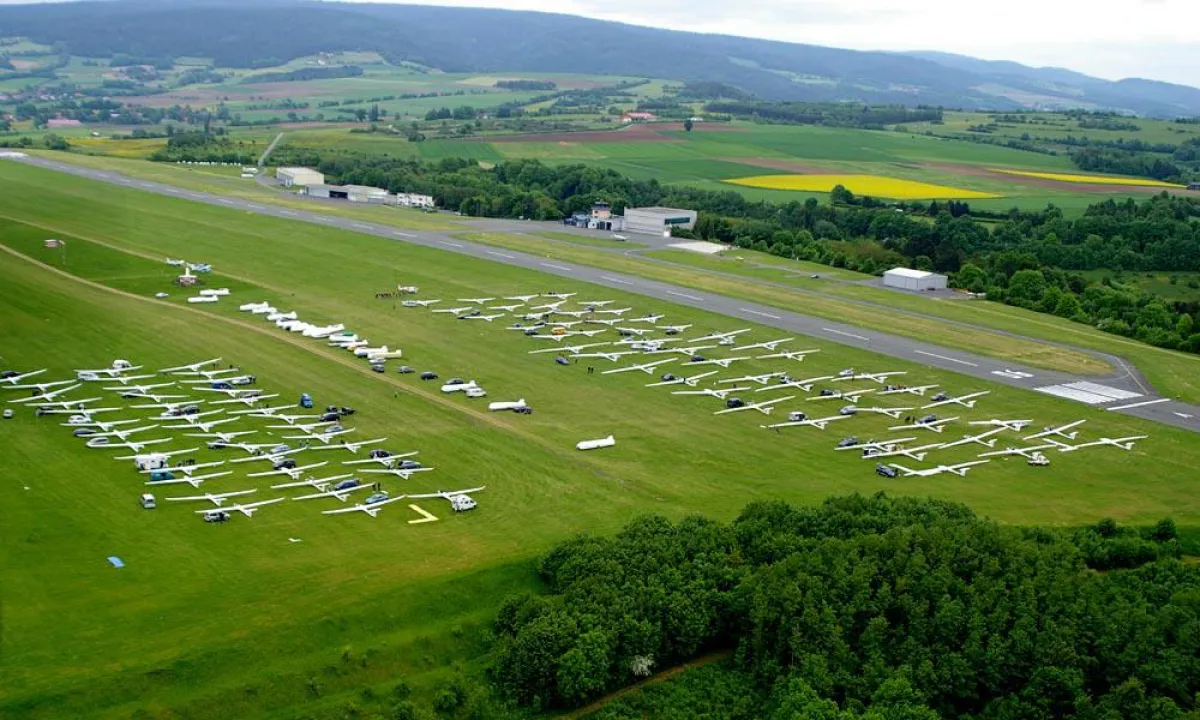 Die Piloten des Internationalen Bayreuth-Wettbewerbs warten auf den ersten Start.