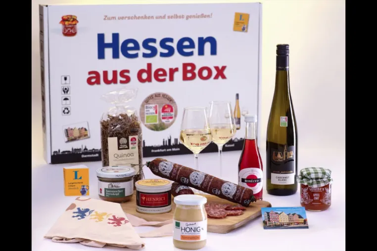 Hessen aus der Box: Ein neuer Online-Shop präsentiert hochwertige Geschenkboxen mit hessischen Spezialitäten Bild: Hessen aus der Box: Ein neuer Online-Shop präsentiert hochwertige Geschenkboxen mit hessischen Spezialitäten