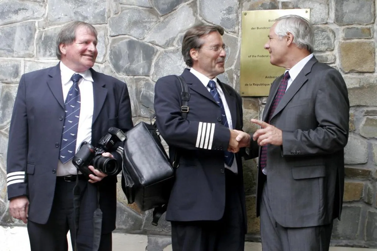 von links: Hans Christian Albertsen (Co-Pilot), Uwe Thomas Carstensen (Pilot), Frank Markus Mann (deutscher Botschafter in Kambodscha)