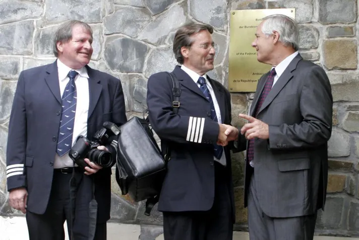 Medienrummel um deutsche Privatpiloten in Phnom Penh - Weltumflieger besuchen deutschen Botschafter Bild: Medienrummel um deutsche Privatpiloten in Phnom Penh - Weltumflieger besuchen deutschen Botschafter