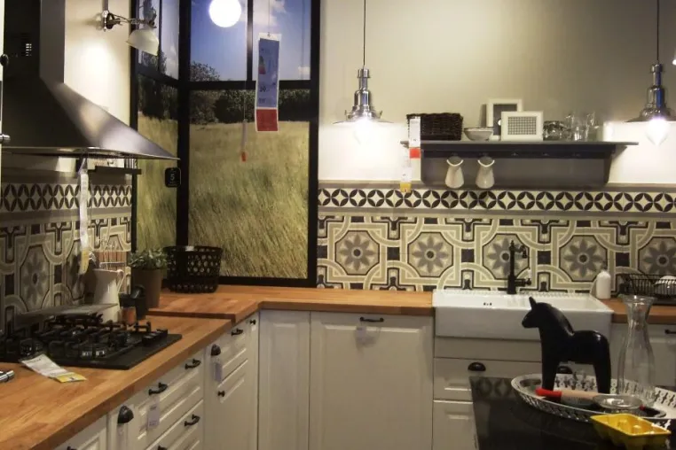 Casa:1 Zementfliesen bei IKEA: Zementfliesen aus Andalusien in der Küchenausstellung von IKEA Ludwigsburg Bild: Casa:1 Zementfliesen bei IKEA: Zementfliesen aus Andalusien in der Küchenausstellung von IKEA Ludwigsburg