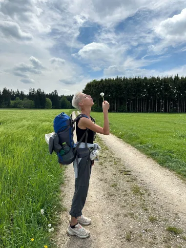 Bild: walk4future: GNTM-Finalistin geht mit über 60 Teilnehmenden knapp 5500km für bewussten Mode-Konsum