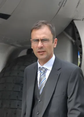 Bild: Transportflugzeug „ZOON“ im Anflug