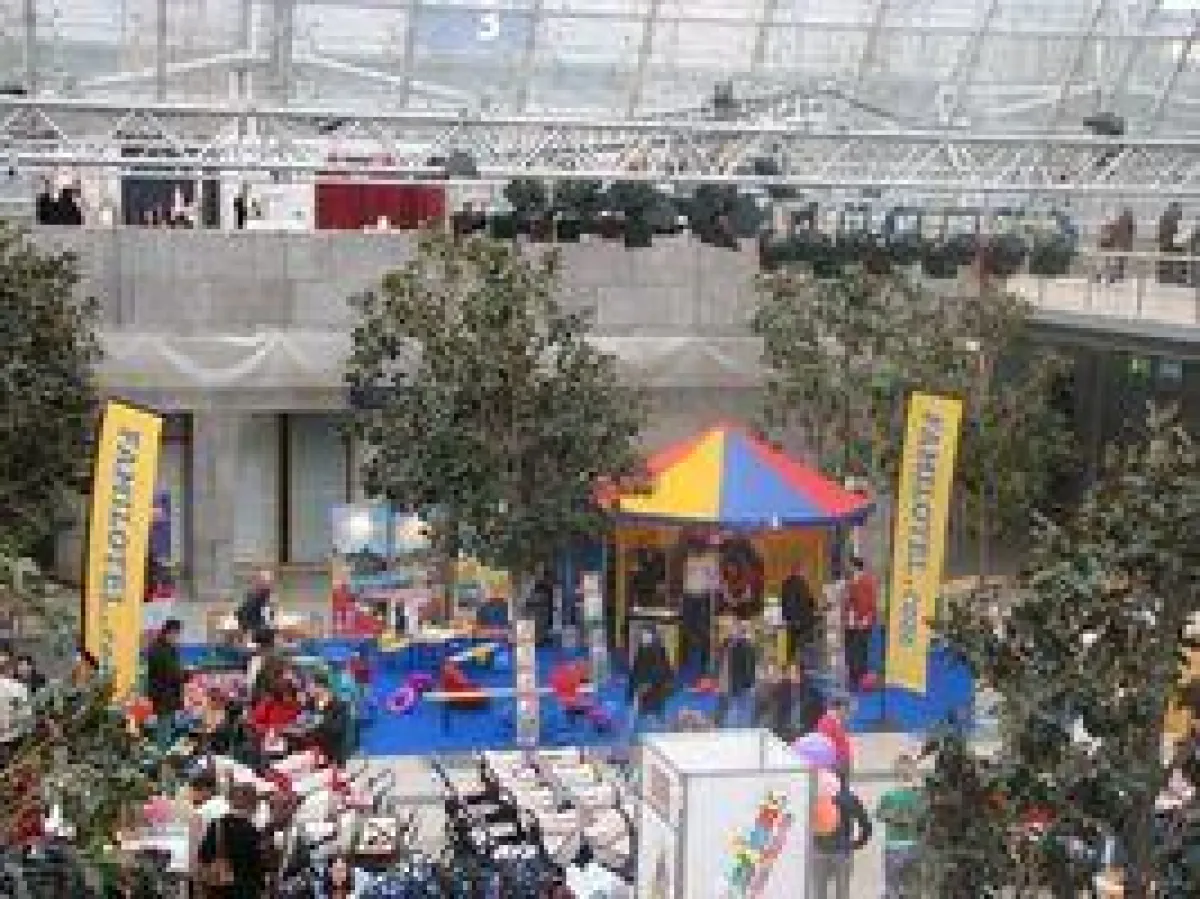 Bunt, fröhlich und sehr einladend: Der neue Messestand von Familotel