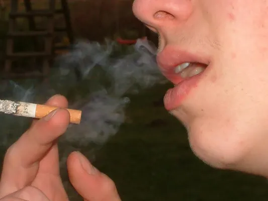 Bild: Wer schlank und beliebt sein will raucht - Jugendliche greifen wegen falscher Vorbilder zur Zigarette