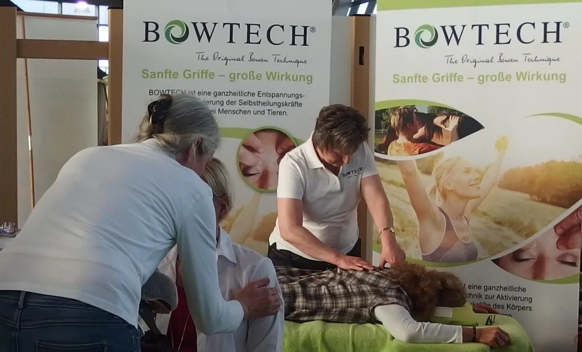 Entspannung live erlebten die Messebesucher am Stand der Bowen Practitioner in Hamburg.