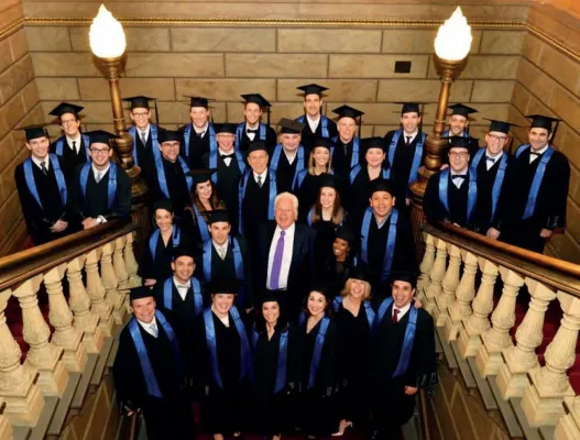 Bild: Implantologie Master: Warum eine Spezialisierung in der modernen Zahnmedizin unverzichtbar ist