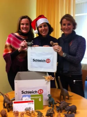 Bild: Senckenberg friends schenken dem Clementine Kinderhospital 50 hochwertige Tierfiguren für ihren Spielraum