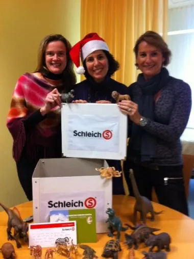 Bild: Senckenberg friends schenken dem Clementine Kinderhospital 50 hochwertige Tierfiguren für ihren Spielraum