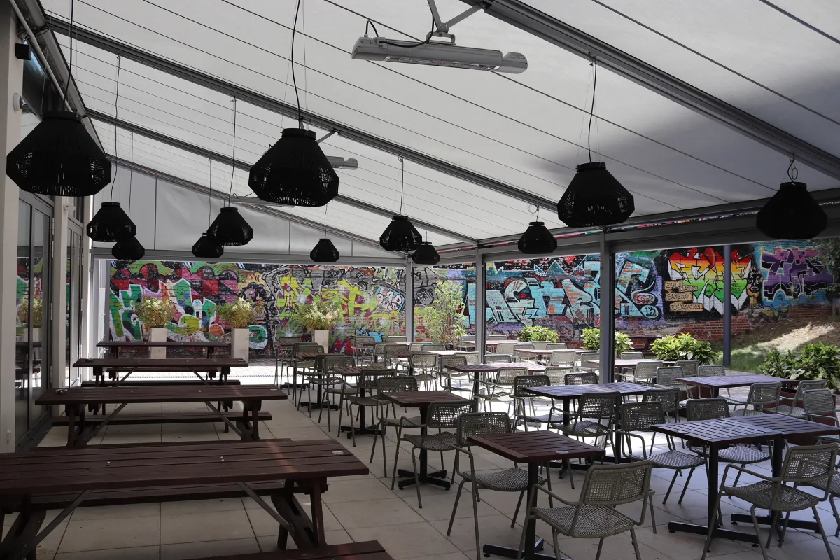 Das „Hotel Schulz“ in Berlin ist mit einer großen pergola-Anlage von markilux ausgestattet worden. (© markilux)