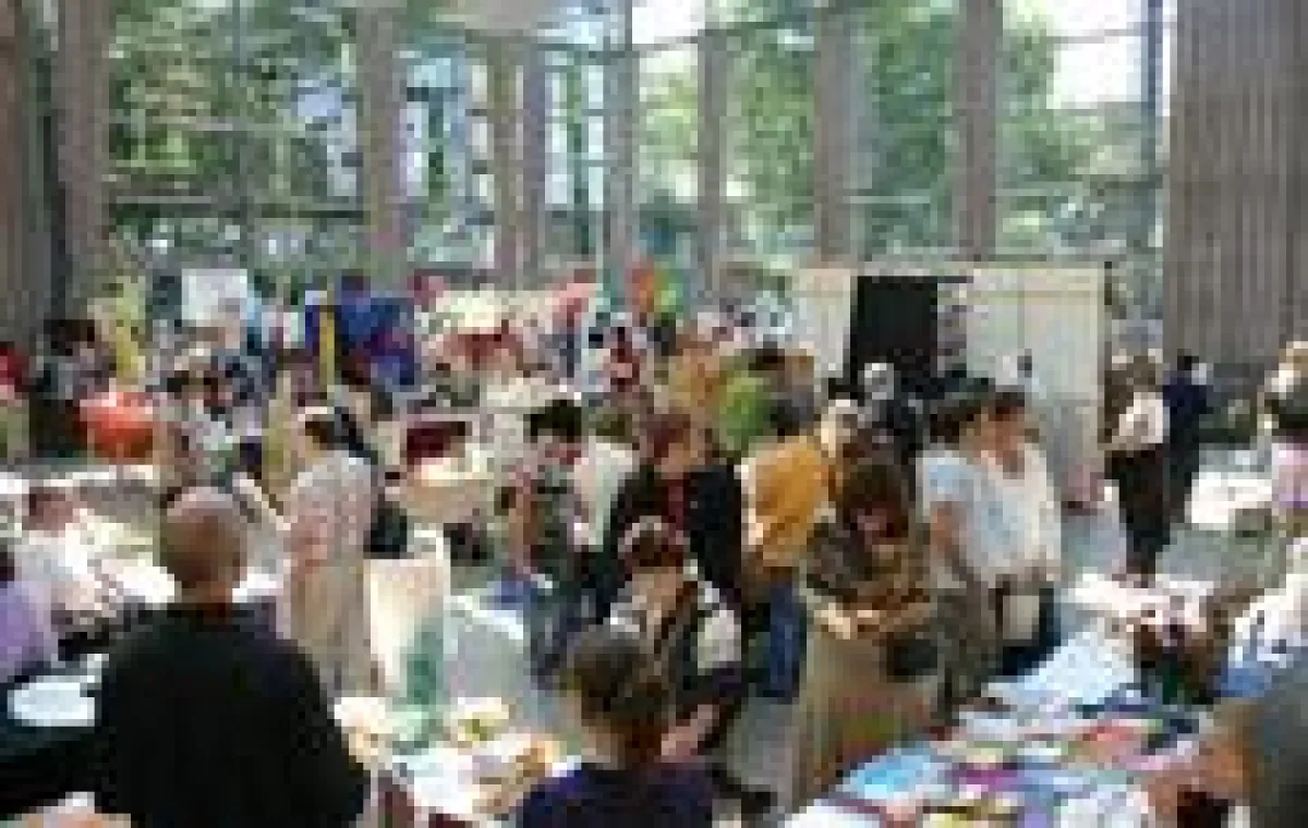 Viele Besucher in der wunderschönen Glashalle des Schlosses