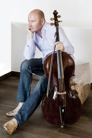 Bild: DER CELLIST SEBASTIAN HESS UND STEFAN RIMEK (GITARRE) AM 07. FEBRUAR 2014 ZU GAST BEI PRO MUSICA EICHSTÄTT