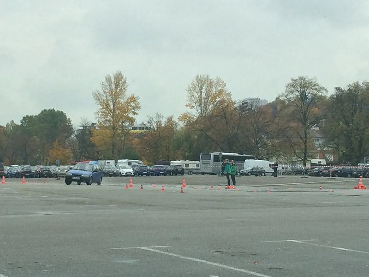 Das Lenkrad fest im Griff - KRAMSKI-Azubis beim Fahrsicherheitstraining.
