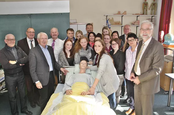 Kreiskrankenhaus St. Franziskus Saarburg erhält Übungspuppe – Spende des Fördervereins Bild: Kreiskrankenhaus St. Franziskus Saarburg erhält Übungspuppe – Spende des Fördervereins