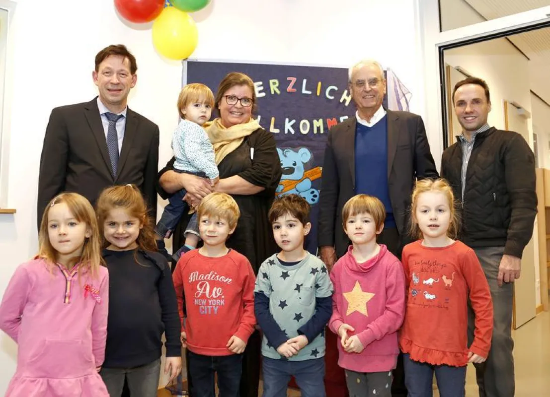 Stadtdirektor Burkhard Hintzsche, Kita-Leiterin Barbara Ohm, Prof. Dr. Klaus Höffken (Ärztlicher Direktor des UKD) und UKD-Pflegedirektor Torsten Rantzsch begrüßten die Kita-Kinder des UKD. (Foto: UKD