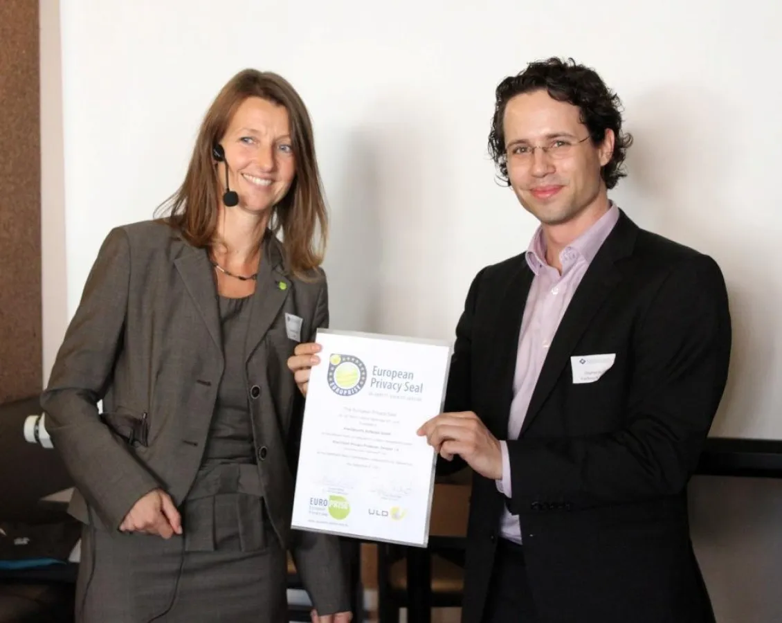 Kirsten Bock übergibt EuroPriSe Zertifikat and DI Stephan Sutor