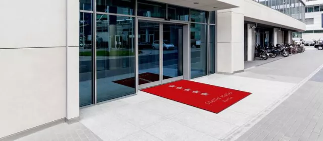 Bild: Sauberkeit im Eingangsbereich mit Logomatten von Alpha Medien