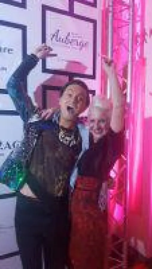 Julian F. M. Stoeckel und Antje Last, Inhaberin des Berliner Kult Hotel Auberge