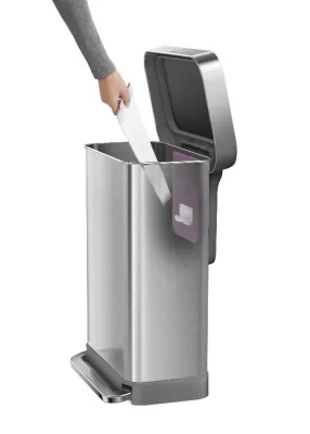 Bild: Praktisch und versteckt: Das integrierte Beutelfach im neuen simplehuman Treteimer