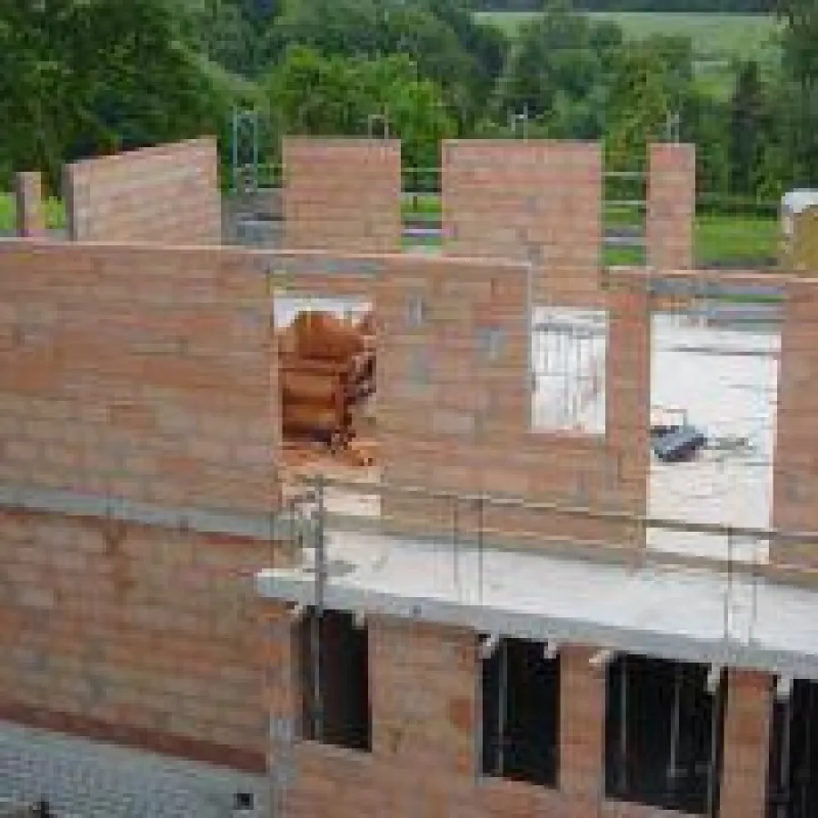 Eine monolithische, also einschalige Bauweise besteht aus tragendem Mauerwerk - innen und außen verputzt (Bild: Unipor, München).