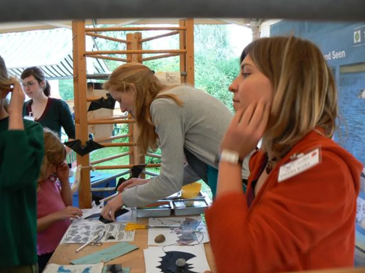 Bild: Die Praktikantinnen für die Umwelt 2007 Iris Richter, Sarah Bude und Claudia Krohn (v. l. n. r.) bei einem Aktionsstand anlässlich der Kratzeburger Fledermausnacht
