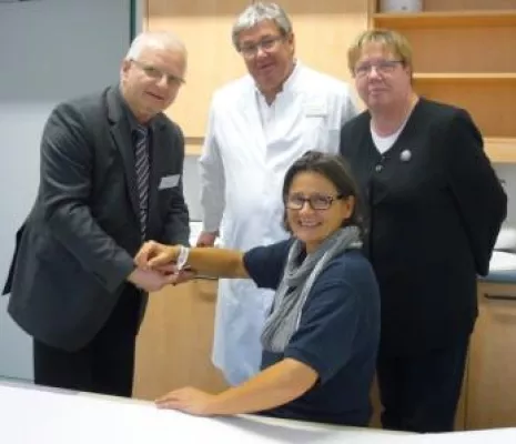 Bild: Evangelisches Krankenhaus Köln-Weyertal führt Patientenarmbänder ein