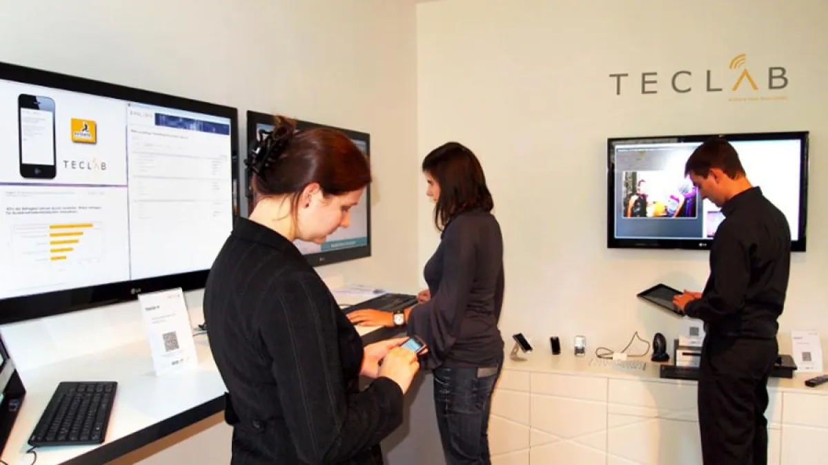 In entspannter Atmosphäre werden mobile Services im evolaris TecLab durch Anwender getestet.