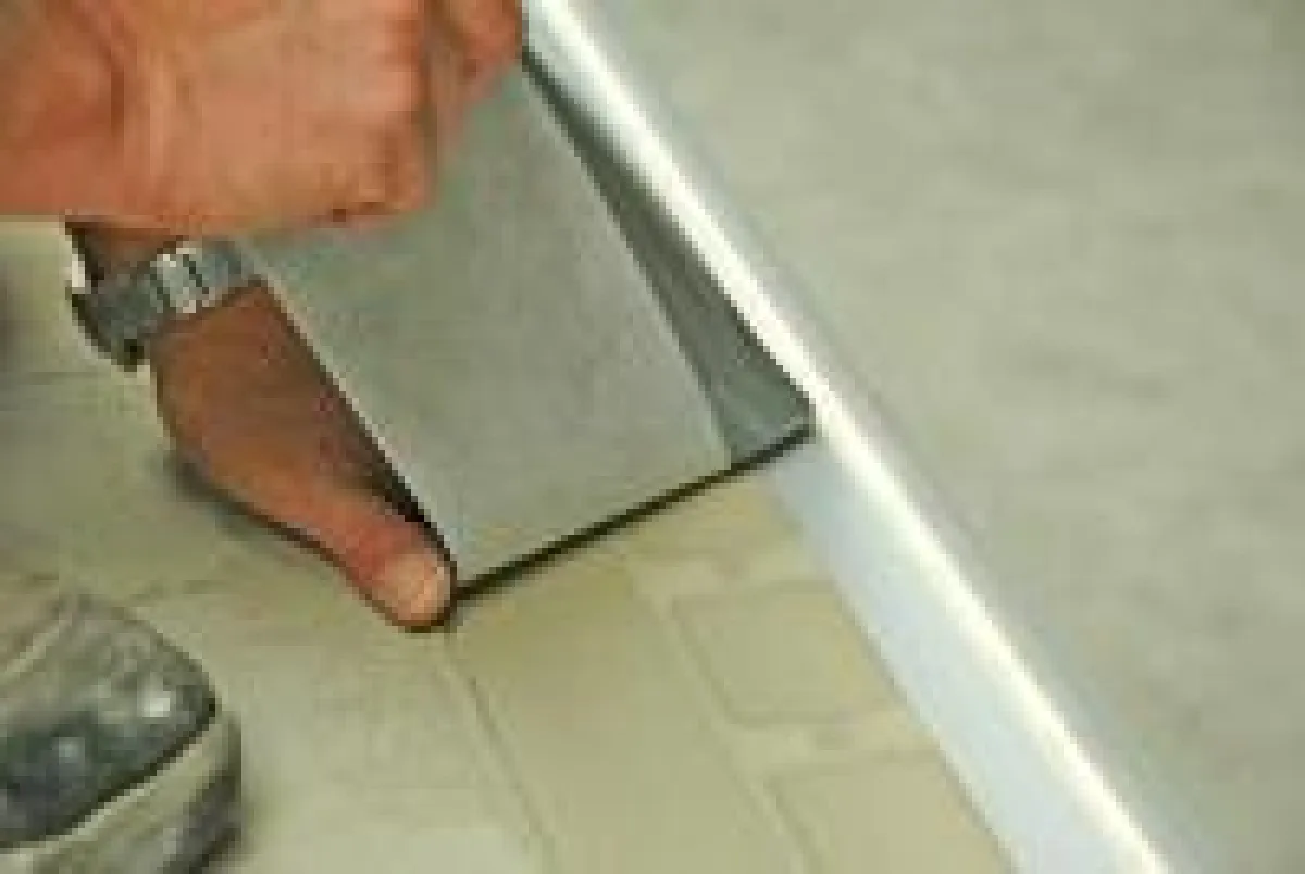 WatecFin SK ist die neue Rissüberbrückung von Gutjahr. Dank eines Selbstklebestreifens an der Unterseite kann sie schnell und direkt auf den Profilschenkel aufgeklebt werden.